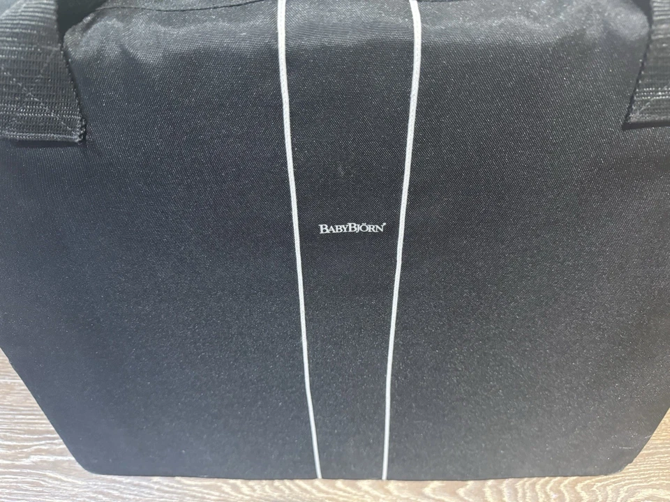 Cuna portátil ligera de viaje Baby Bjorn Pack N Play con estuche gris claro Foto 2 de 4