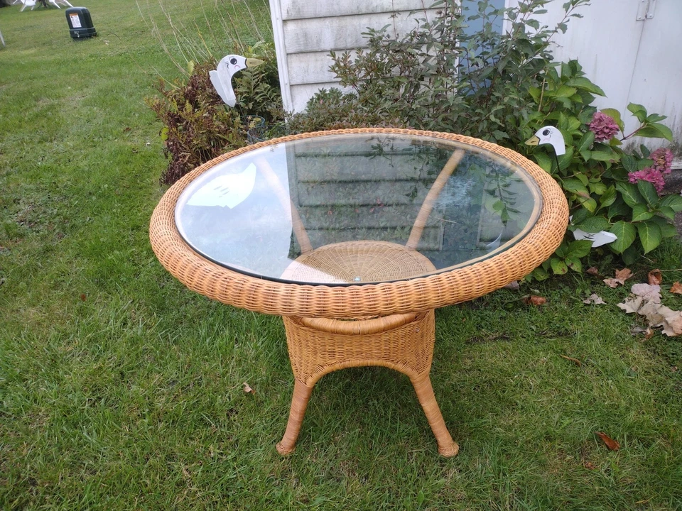 Mesa de Cena Pier 1 Imports Ratán Bambú Mimbre 36" Tapa Redonda de Vidrio - SIN Sillas Foto 3 de 4