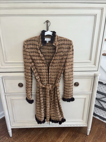 St John Sport langer Strickmantel Jacke bunt braun mit Fellbesatz Gürtel neu ohne Etikett Small - Bild 1 von 11