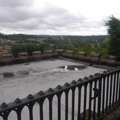 Foto 6x4 Dach, Burgweg Bridgnorth Ein Haus thront an steilen Hängen be c2017