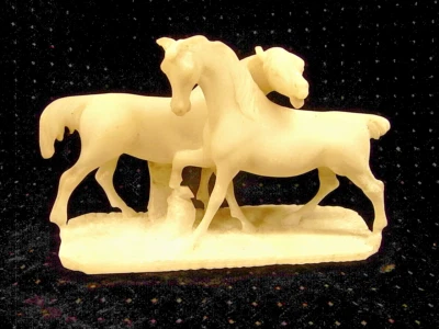 🇫🇷 SCULPTURE ANIMALIERE MARBRE BLANC STATUE GROUPE DE CHEVAUX HORSE - Photo 1/4
