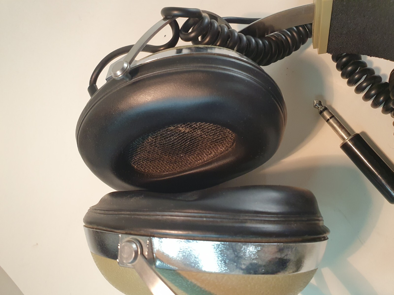 *Read Koss PRO4AA Headband Headphones - Beige Tested!