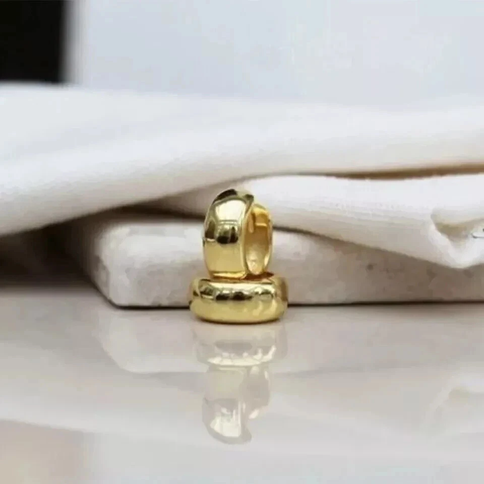 Pendientes de aro Huggies gruesos pequeños clásicos de colección de oro amarillo sólido de 14 k Foto 2 de 4