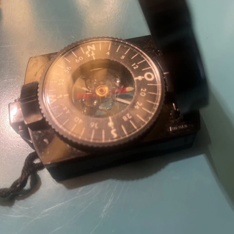 Brújula de bolsillo alemana vintage y medida de mapa con estuche de cuero Foto 3 de 4