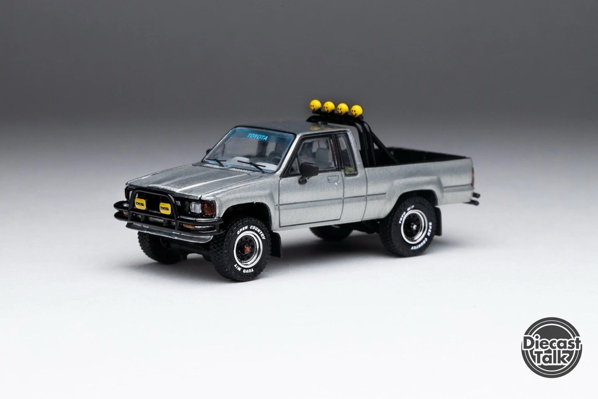 1/64 CHASE Toyota 1985 Hilux SR5 xTracab 4x4 RAW BTTF DiecastTalk