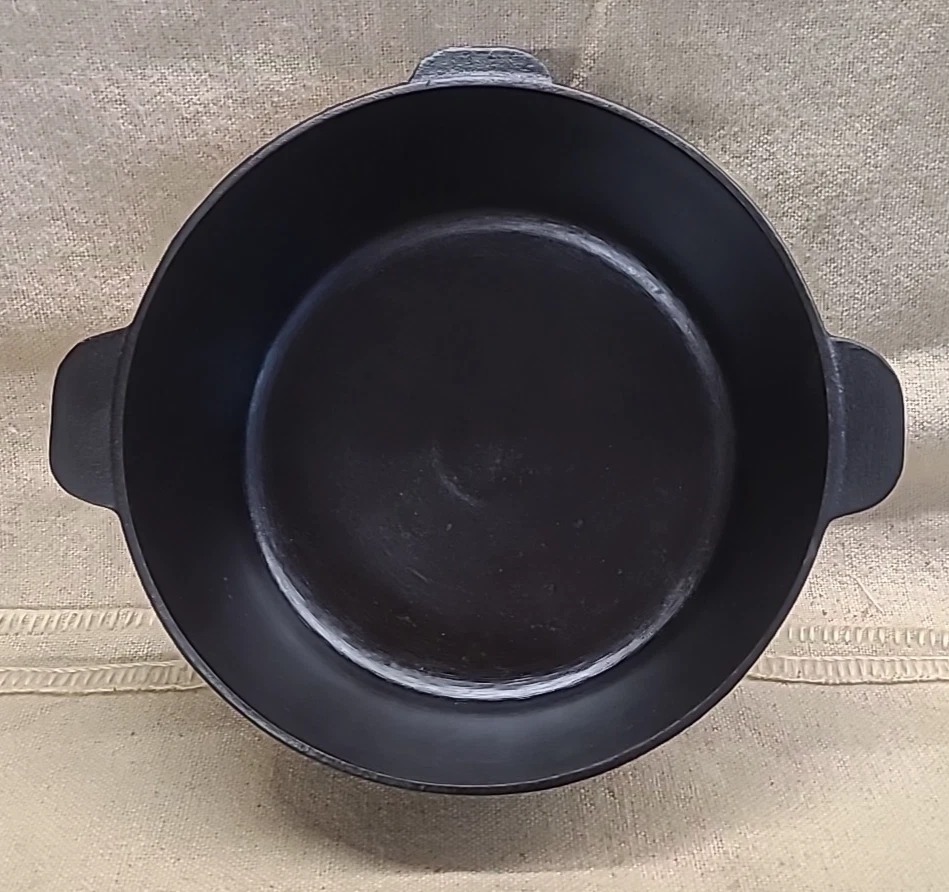 Renfrow Ware L.A No.2 Cast iron Dutch oven base.