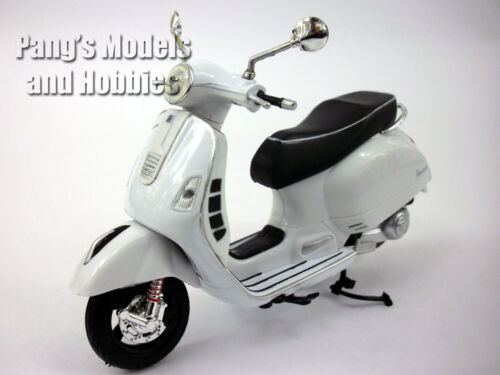 Vespa GTS 300 Super Scooter 1/12 Scale Diecast Metal Model by NewRay - Picture 2 of 5