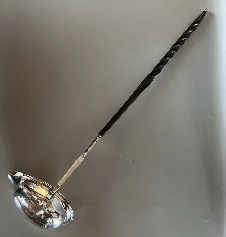 Cucharón pequeño georgiano de plata esterlina con mango de cuerno, Samuel Godbehere, 1800 Foto 2 de 4