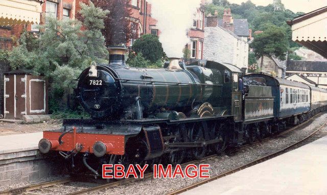 PHOTO  LLANGOLLEN STATION NO. 7822 FOXCOTE MANOR A WARM JULY DAY SEES NO. 7802 F