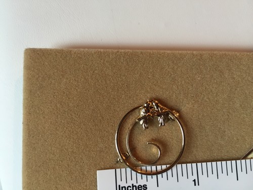 New Signed AMCO Circular Pin Brooch Love Doves Birds 14K GF Heart USA - Picture 2 of 3