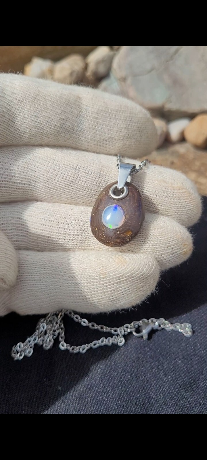 Pendentif opale boulder aux reflets mystiques, l'alliance de deux opales rares