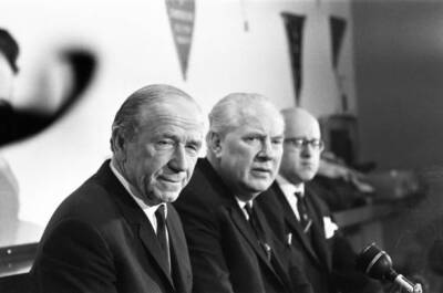 Sir Matt Busby announces his resignation as Manager of Manches 1969 Old Photo 10