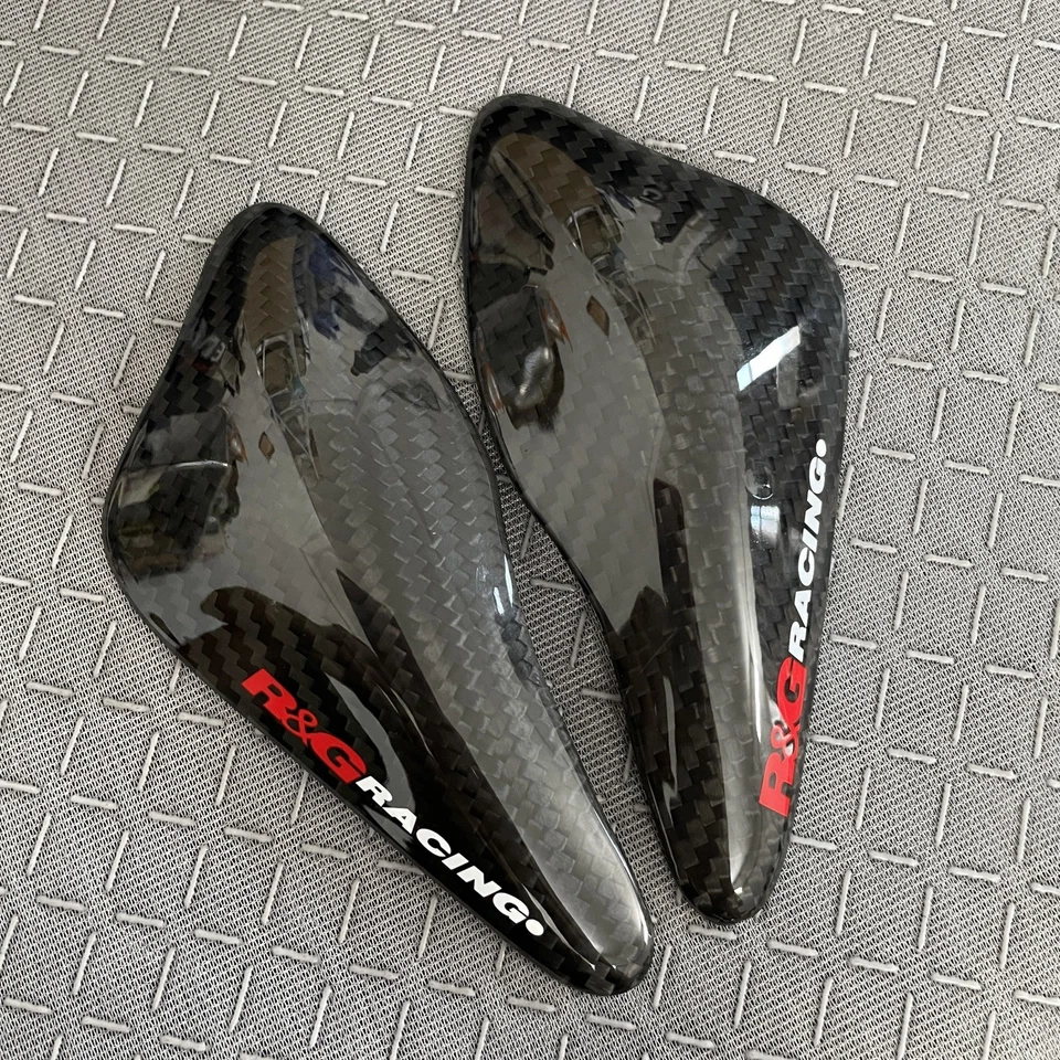 Cubierta deslizante de tanque de combustible de fibra de carbono real para Triumph Street Triple 765/S/R/RS Foto 2 de 4