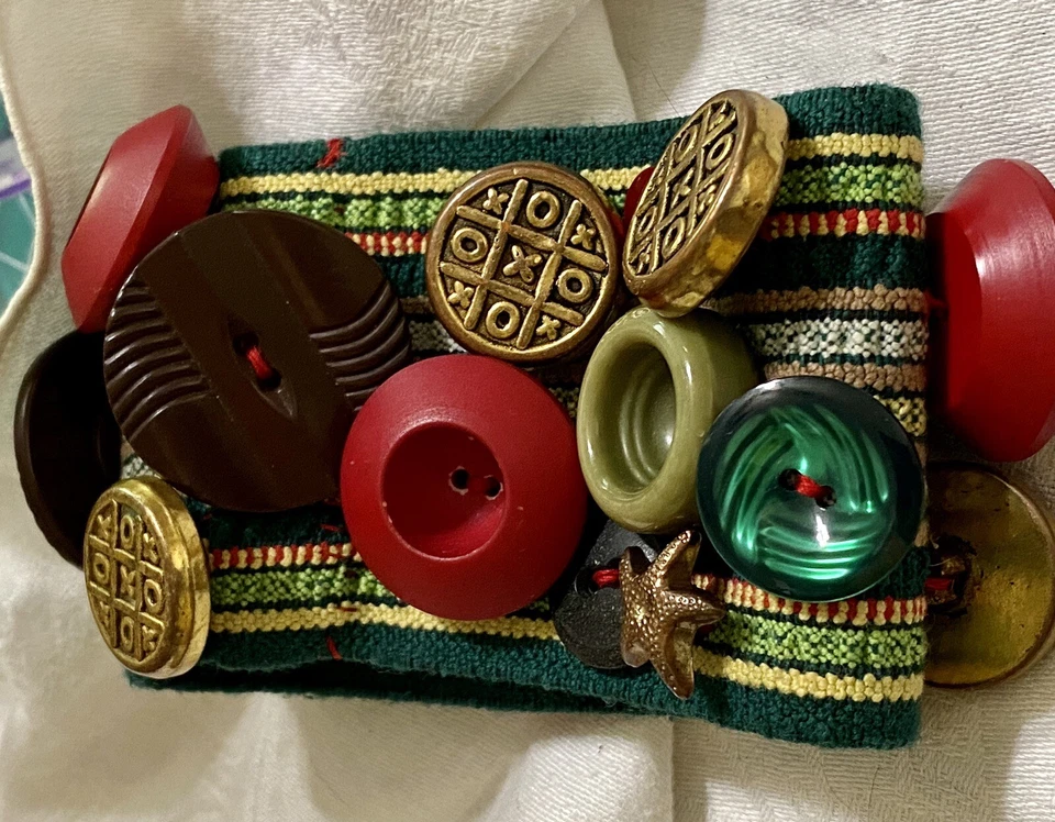 Pulsera elástica artesanal ÚNICA EN SU CLASE con botones antiguos/vintage aplicados Foto 3 de 4