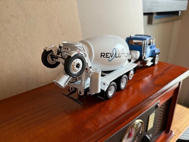 Oshkosh McNeilus Revlution mezclador de cemento descarga trasera 1/50 Foto 4 de 4