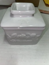 BUTTER BELL SQUARE WHITE GLOSSY CERAMIC KEEPS BUTTER SOFT ON COUNTER IN WATER