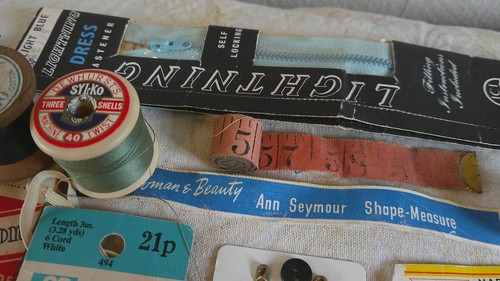 Bundle of Vintage Sewing Items Thread Tape Measures Zip Silk Press Studs PROP - Picture 10 of 15