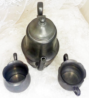 crescent pewter 社　ビンテージ　ピューター製ティーポットセット Antique Crescent Pewter 3 Piece Coffee Tea Service #1629 Scalloped
