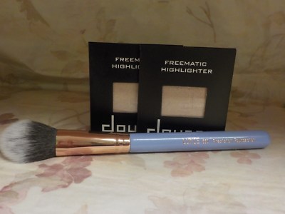 2X Doucce Freematic Highlighter SOLSTICE 3.4 g and Luxie 660 Beauty Brush 