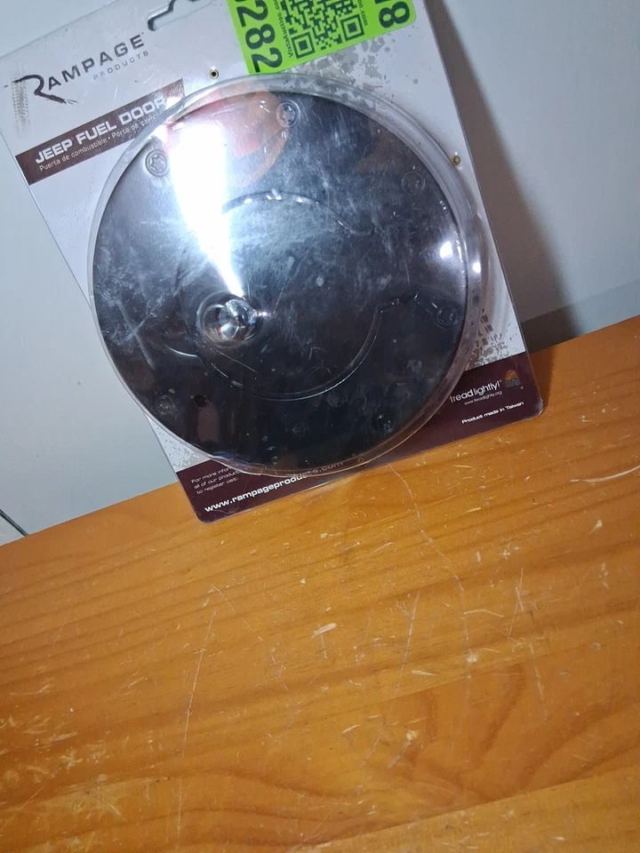 Крышка бензобака с замком Rampage 85007 черная в нормандском стиле, 2007–2018 Jeep Wrangler JK - Изображение 3 из 4