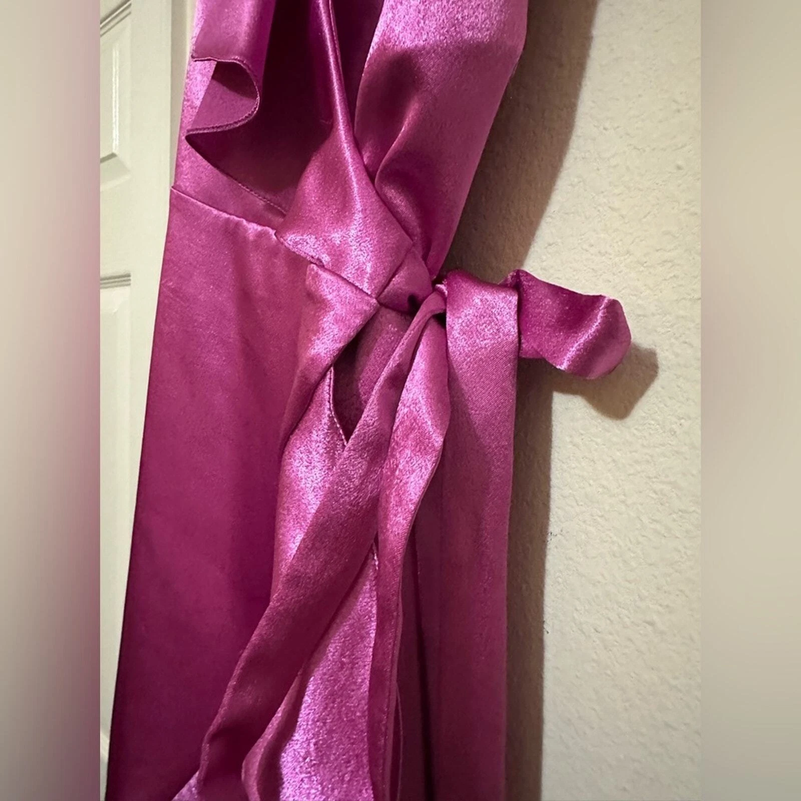 Abito Maje rosa raso midi senza maniche avvolgente con volant taglia L San Valentino Barbie matrimonio