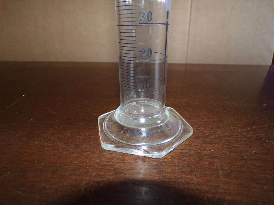 éprouvette MBL ( iso 4788 ) 100 ml en verre avec bec verseur  - Photo 4/4