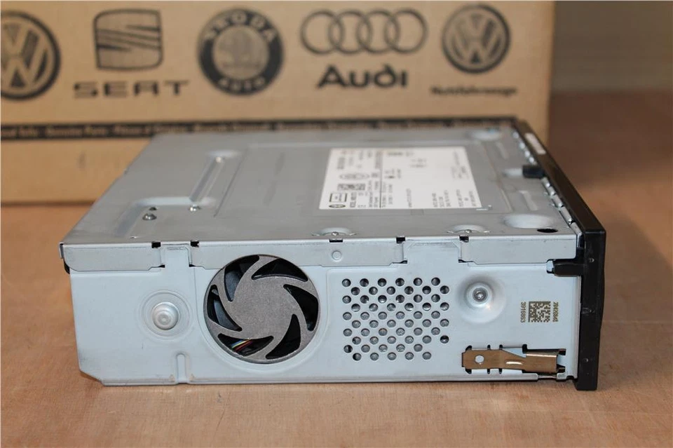 Volkswagen MK7 Golf, Passat 15 Onwards, Polo Media Unit  3Q0035824 New Genuine - Image 4 of 4