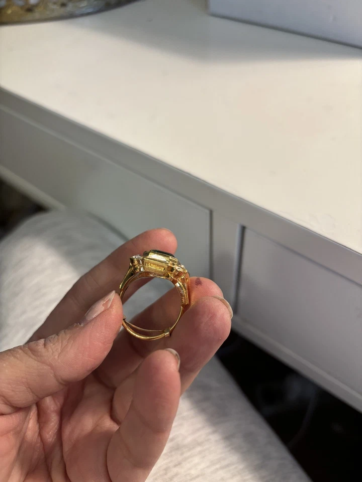 Anel Avon Vintage -Tesouro Ousado - Anel de coquetel de esmeralda falsa, tamanho 9 com tamanho - Imagem 2 de 4