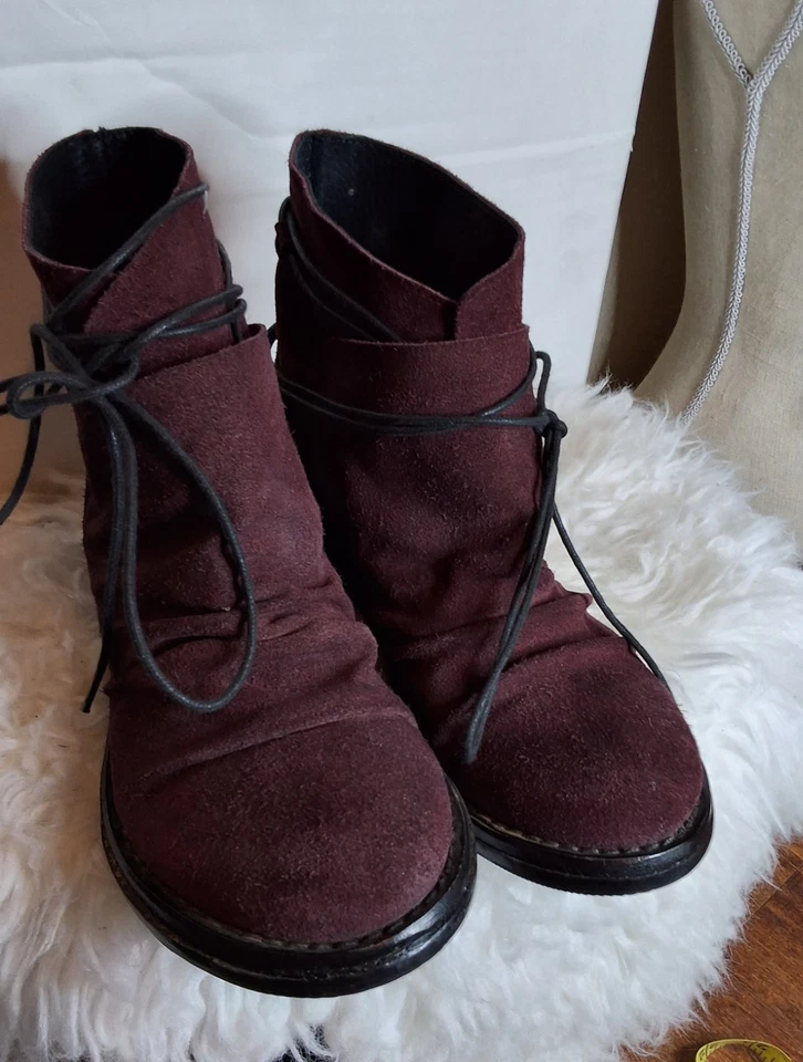 Botas al tobillo SUNDANCE Wine Iris Track gamuza envolventes 8 Foto 4 de 4