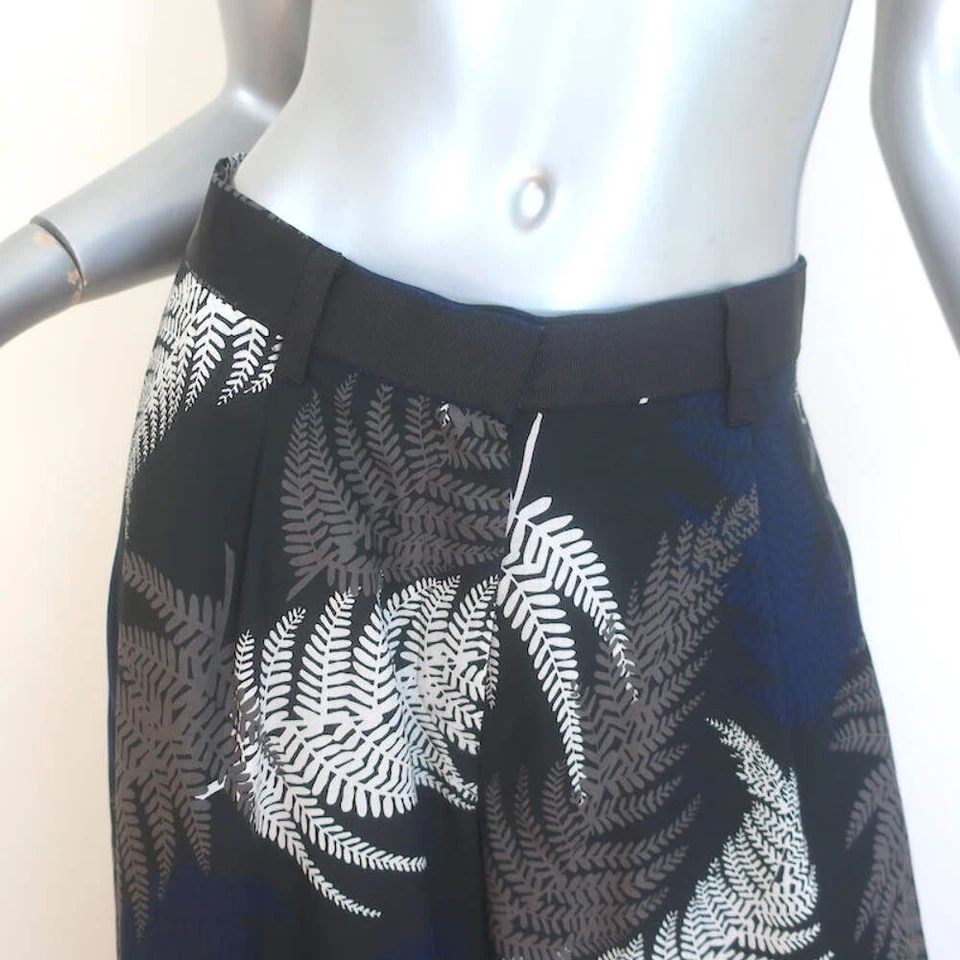 Pantalones de pierna ultra ancha con estampado de hojas Sacai negros y azul marino de gasa talla 2 Foto 2 de 4