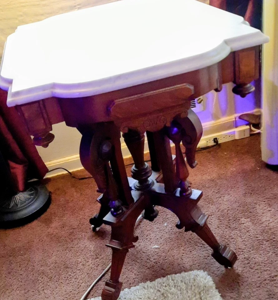 Mesa auxiliar de salón antigua victoriana Eastlake con incrustación de nogal con tapa de mármol del siglo XIX Foto 2 de 4