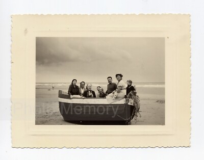 Warten auf die Flut - Anonymes Familienfoto auf einem Boot, Snapshot 1951