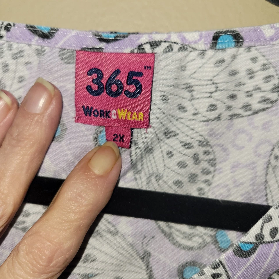 Blusa Médica Floral Mariposa 365 Workwear para Mujer Talla 2XL Foto 2 de 4