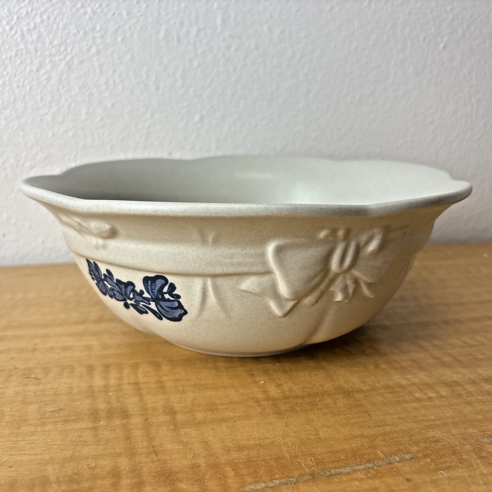 Pfaltzgraff Yorktowne 9.5-Inch Rare Ribbon Embossed Party Serving Bowl B010
