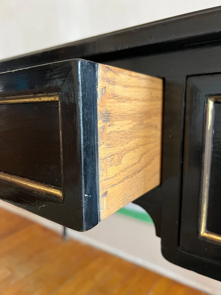 Escritorio francés Luis XVI siglo XIX ebonizado con cuero dorado en relieve Foto 4 de 4