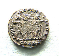 Constantine I Bronze Follis, GLOR-IA EXERC-ITVS (RIC VII Constantinople 73 var).