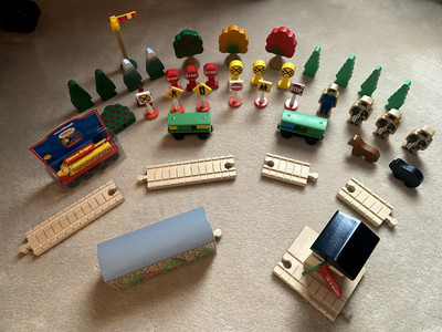 Thomas & Friends BIG LOT - Buildings/Tunnel/Train Cars/Accessories/Track 