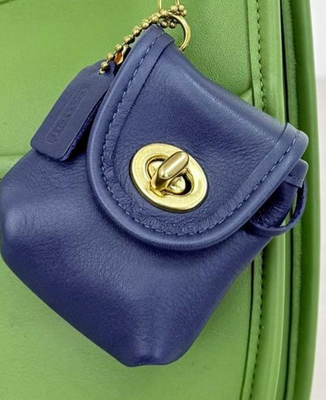 小物 Vintage Coach leather bag keychain blue COACH Vintage Daypack Turnlock Key Fob Navy Leather Charm Keychain