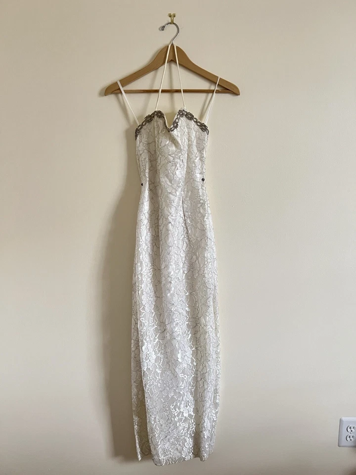 Maxi vestido de novia LORALIE para mujer sin cordones adornado con joyas de encaje metálico vintage Foto 2 de 4