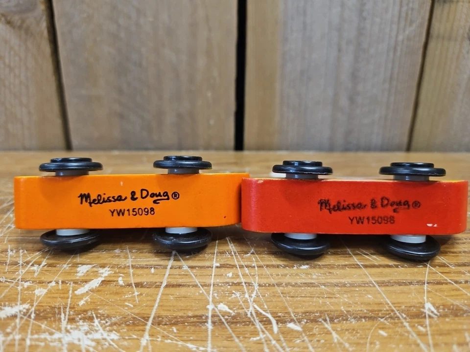 Coche de carreras de madera Melissa and Doug número 1 y 2 naranja/amarillo y rojo/amarillo Foto 2 de 3