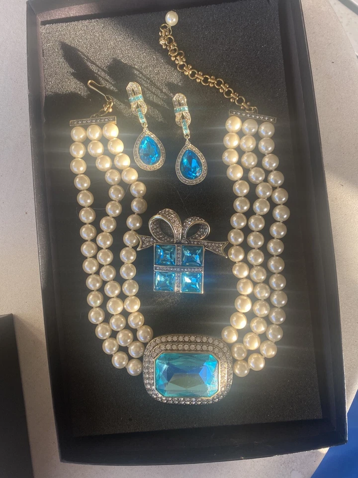 HEIDI DAUS 3 PIECESWISS BLUE TOPAZ COLORCRYSTAL2”EARRINGS,LARGE PIN $350 VALUE💙 - Image 2 of 4