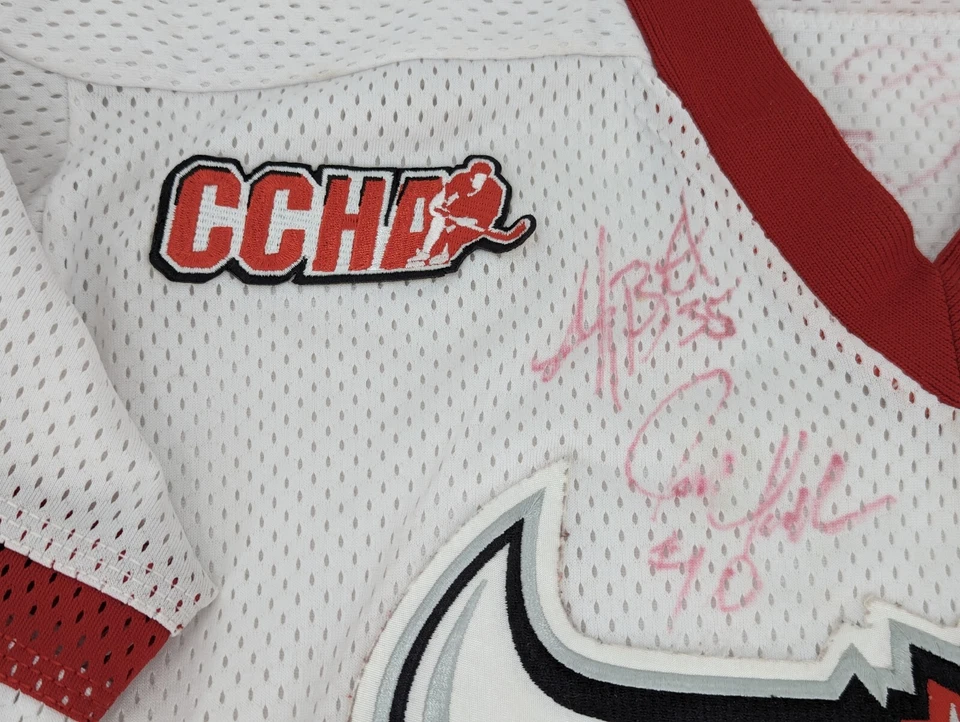 Camiseta deportiva de hockey Bakka Omaha Mavericks CCHA Uno firmada usada talla juvenil mediana Foto 3 de 4