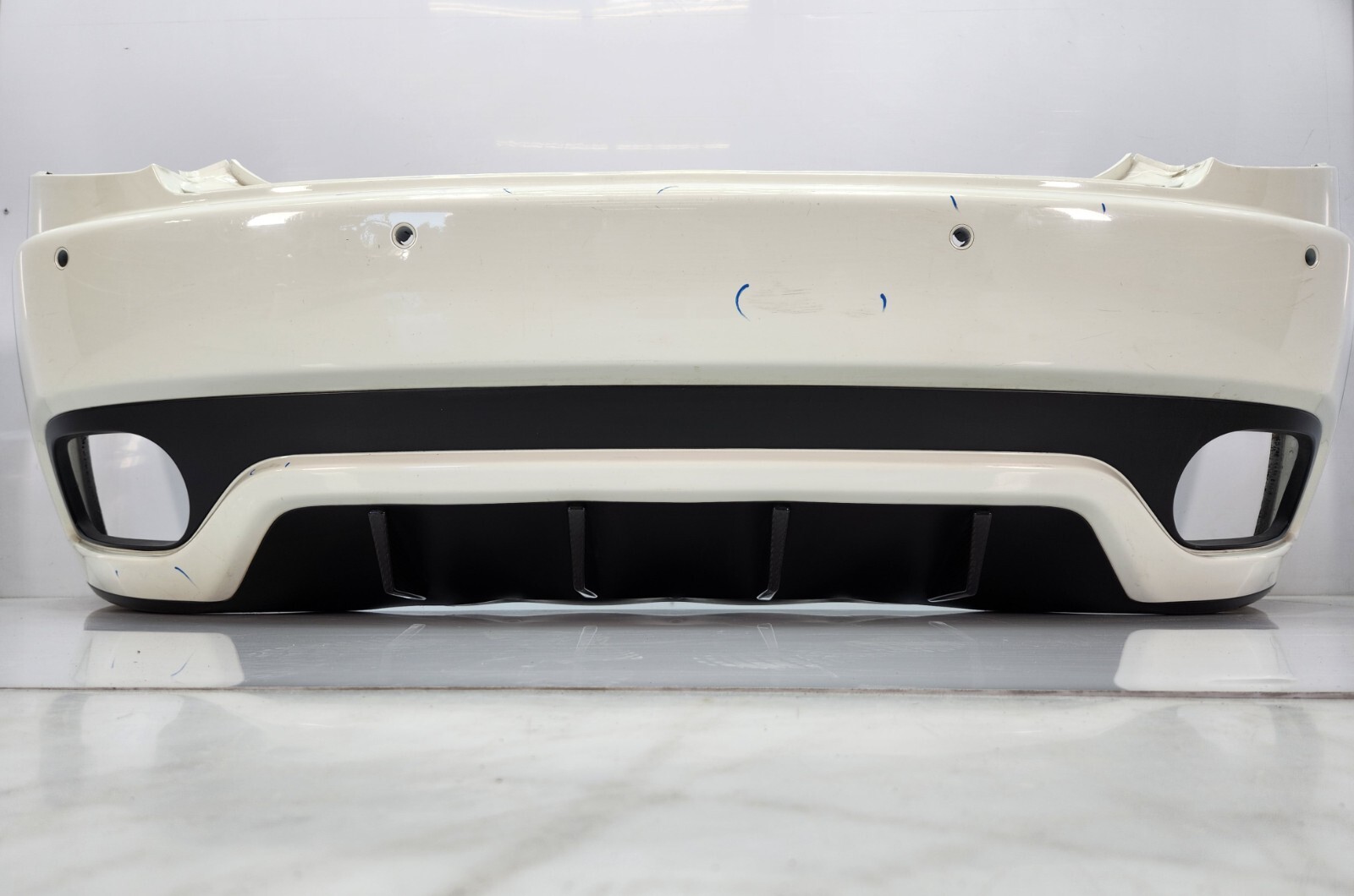 ✅13-19 OEM Maserati GranTurismo Rear Bumper Cover Bianco Eldorado Carbon Fins*