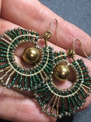 B4225 Handwerkliche Ohrhänger Gold gefüllt 2'' grüne kleine Perlen Kugel