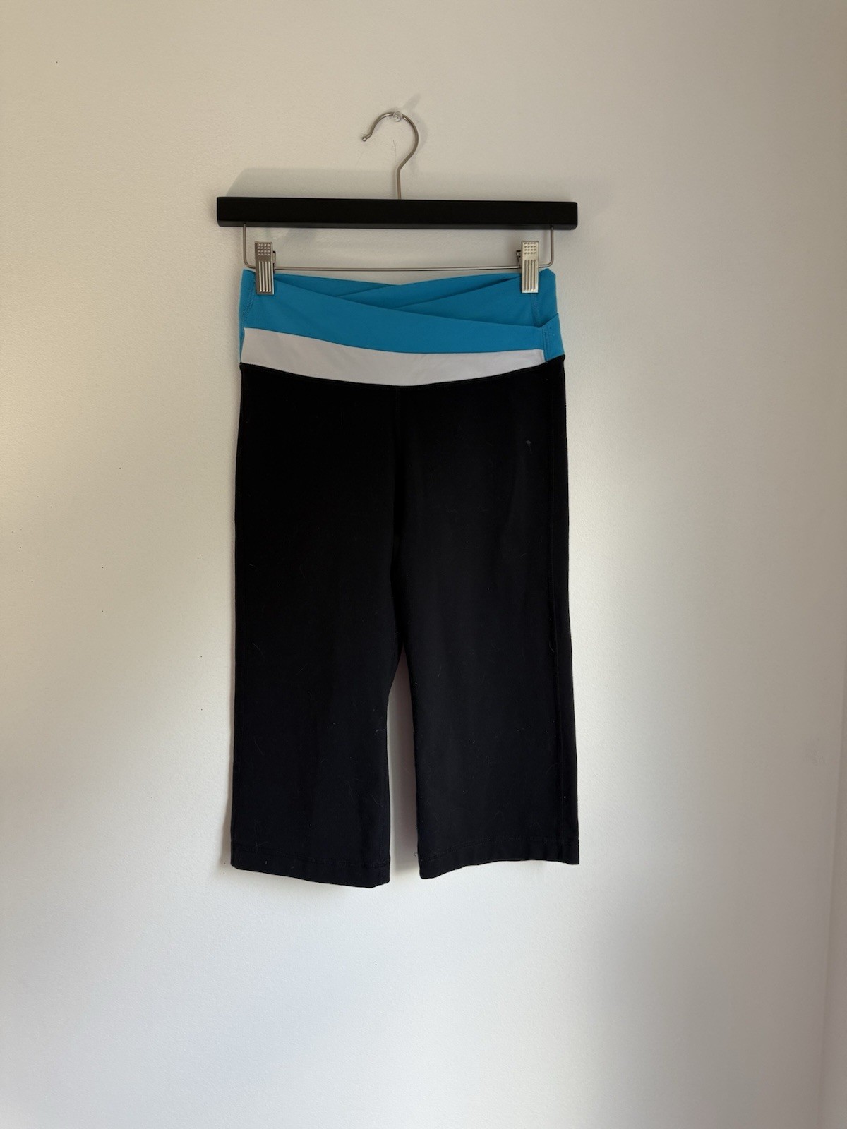 ✿ Lululemon Black Blue Crop Yoga Pants Size 4 Capri Athletic Activewear Logo