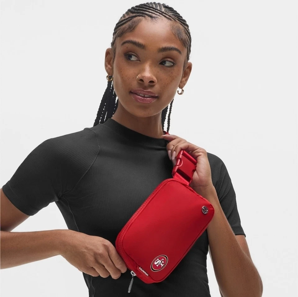 AUTÉNTICO Bolso Cinturón San Francisco 49ers Lululemon Everywhere Rojo Universitario En Mano  Foto 3 de 4