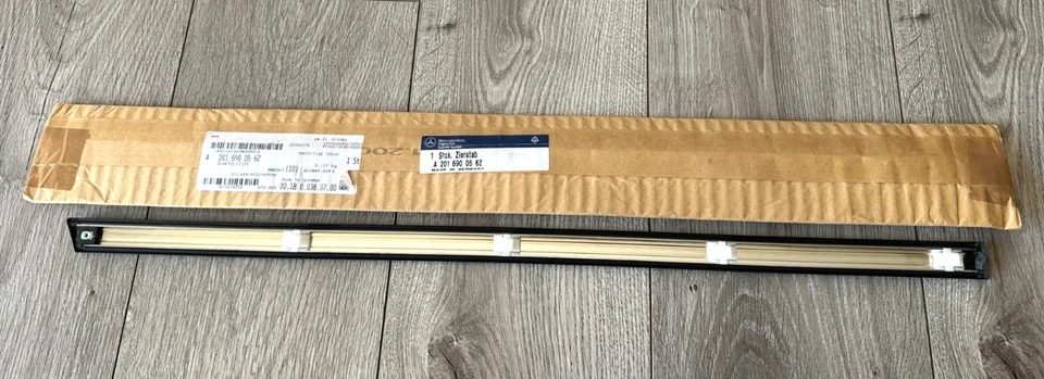 TIRA PROTECTORA MOLDURA TRASERA IZQUIERDA MERCEDES 190E 1990-1993 NUEVA 2016900562 OEM Foto 2 de 3