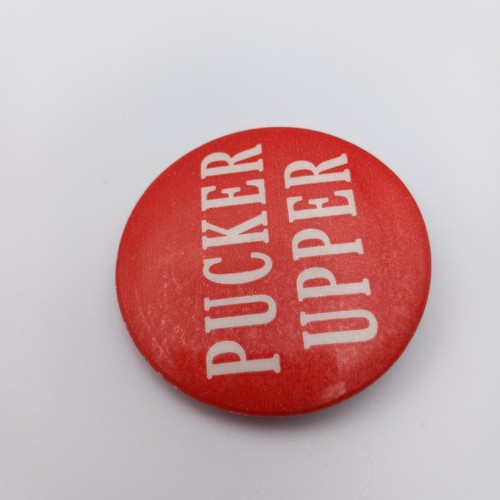 Distintivo spilla vagabondo vintage Pucker superiore pulsante divertente bacio acido civettuolo - Foto 3 di 4
