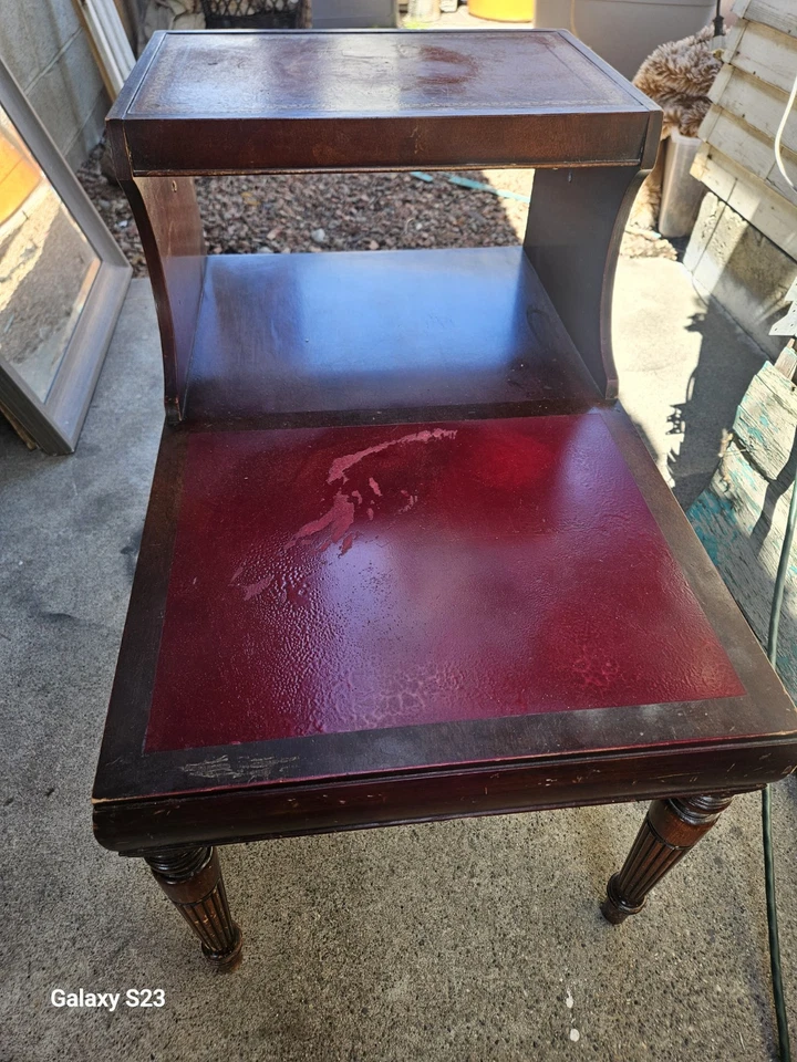 Mesa auxiliar STICKLEY Grand Rapids, cargador/teléfono de caoba Foto 2 de 4