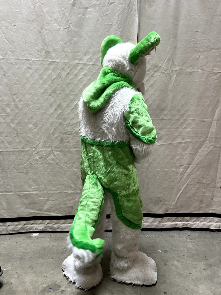 Disfraz de lobo peludo con guantes, máscara, pies, excelente estado manchas menores Foto 3 de 4